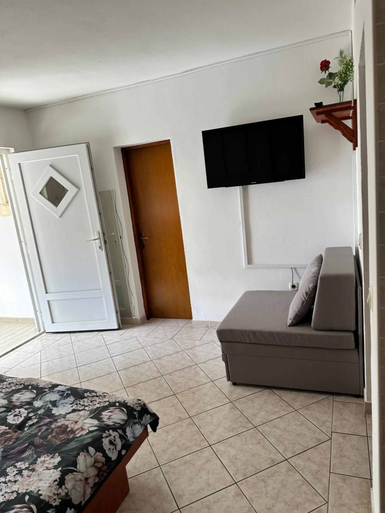 Apartments Kristina Vir Luaran gambar